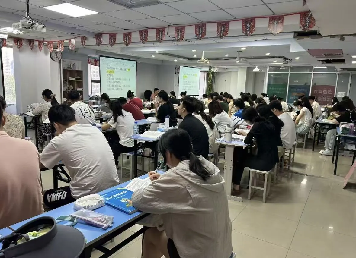 邯郸市文京教育科技有限公司 办公环境与团队活动实景 2